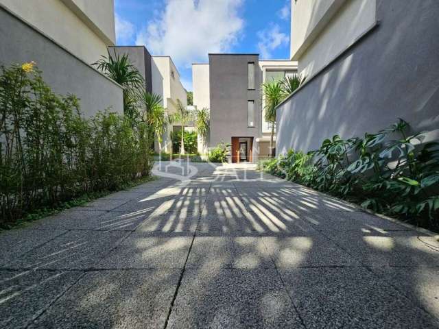 Casa em Condomínio de Alto Padrão, 4 Suítes,  4 Vagas, Piscina, Churrasqueira no Alto da Boa Vista