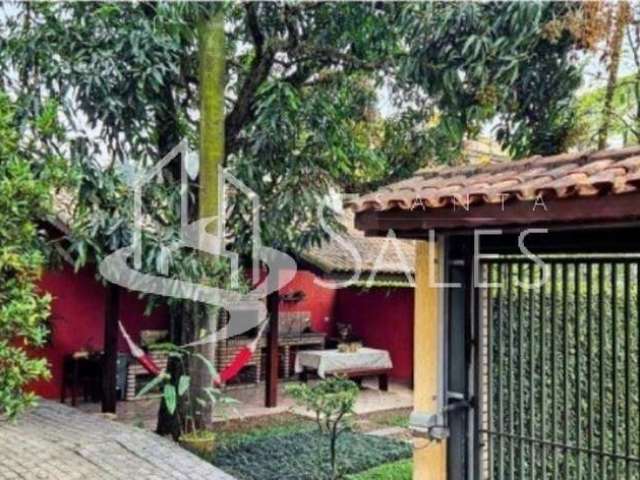 Casa à venda na Vila Irmaos Arnoni, São Paulo-SP: 4 quartos, 2 suítes, 3 salas, 4 banheiros, 3 vagas, 205m². Confira!