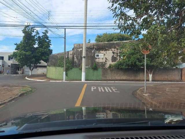 Imóvel a  Venda   com um Salão  e duas  casas  de esquina  ,terreno  519 M²