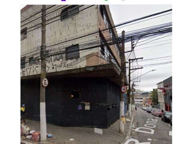 Prédio de esquina de 3 andares na Celso Garcia