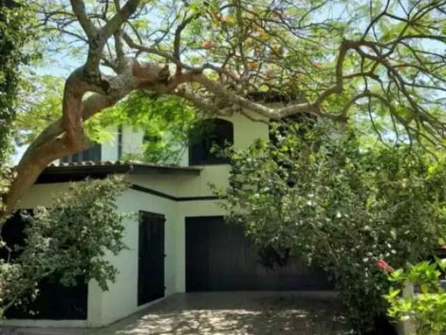 Casa localizada entre o centro e a praia