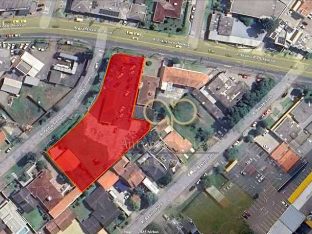 Terreno de esquina com 2.747 m² à Venda - Rua Francisco Derosso