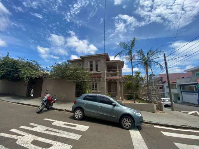 Casa de 5 dormitórios no centro de São Carlos.