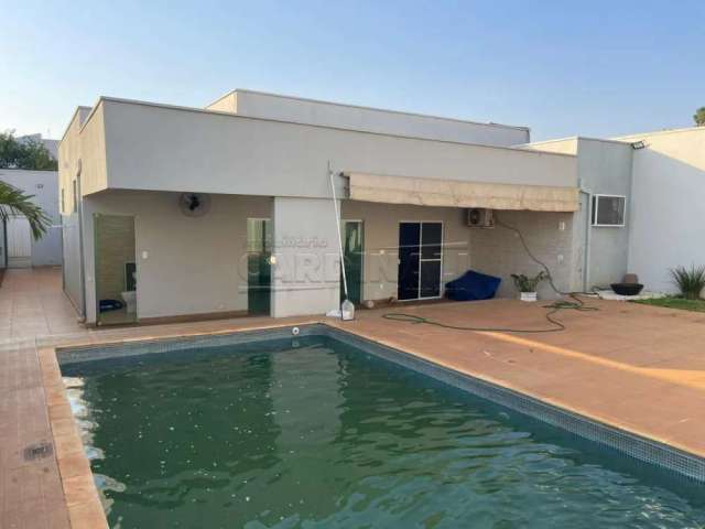 Linda casa com área de lazer completo, piscina aquecida