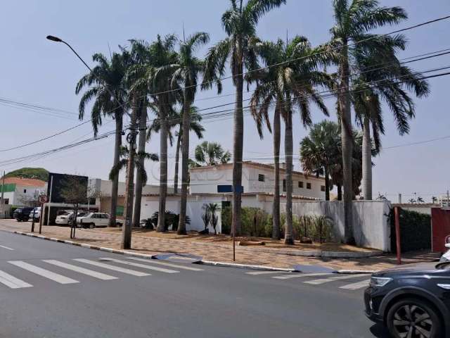 Prédio comercial na melhor e mais movimentada esquina da cidade, Rua mais movimentada da cidade