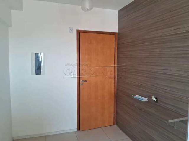 Oportunidade de investir ou morar em apartamento tipo Studio com dormitório, sala, cozinha e banheiro todo com armários.