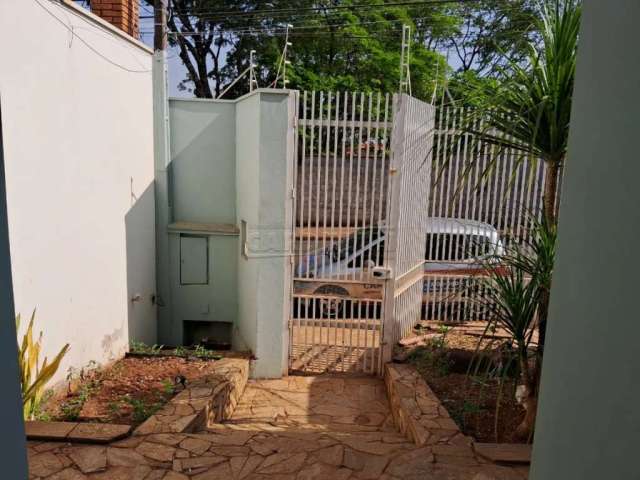 Linda casa com ótima localização e preço de oportunidade, com piscina aquecida.