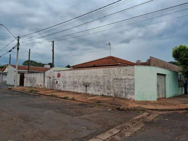 Casa com edicula, de esquina com entrada tudo separado