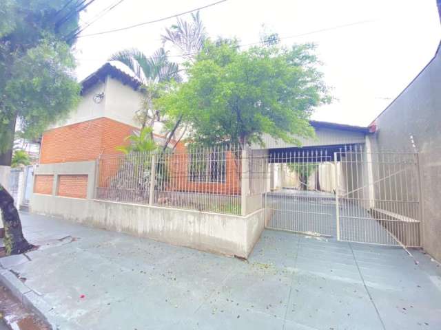 Casa bem espaçosa no centro da cidade em ótima localização