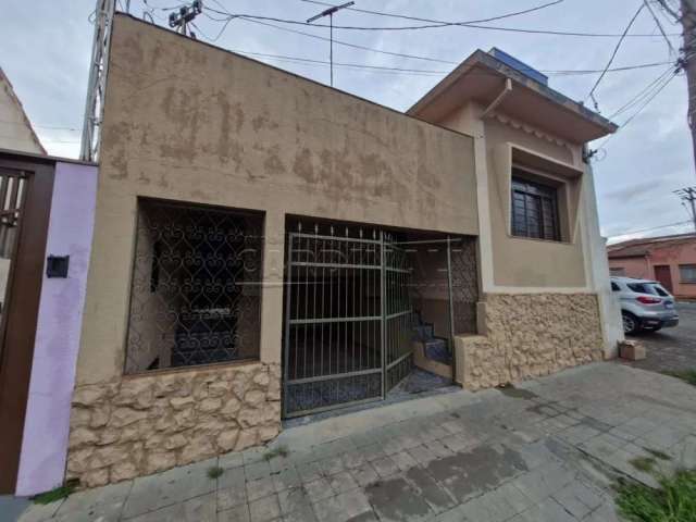 casa de três dormitórios muito bem localizada.