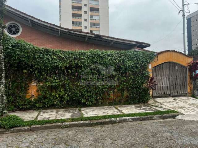 Casa no Canto do FORTE, 2 dormitórios, quintal, confira na imobiliária em Praia Grande.