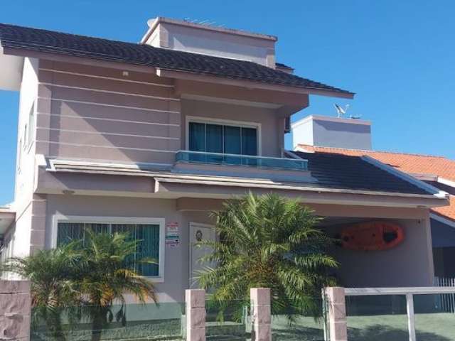 Casa na Pedra Branca com 4 quartos sendo 1 suíte, 3 banheiros e 2 vagas de garagem