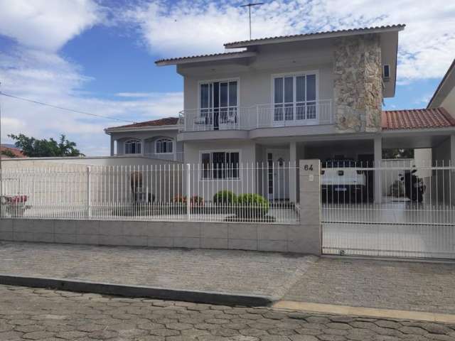 Casa no Centro com 3 quartos sendo 1 suíte, 3 banheiros e 2 vagas de garagem