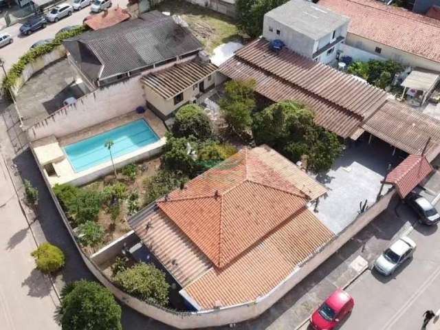 Casas em um ótimo terreno para construir salas comerciais ou qualquer tipo de comércio em ponto estratégico bem comercial.