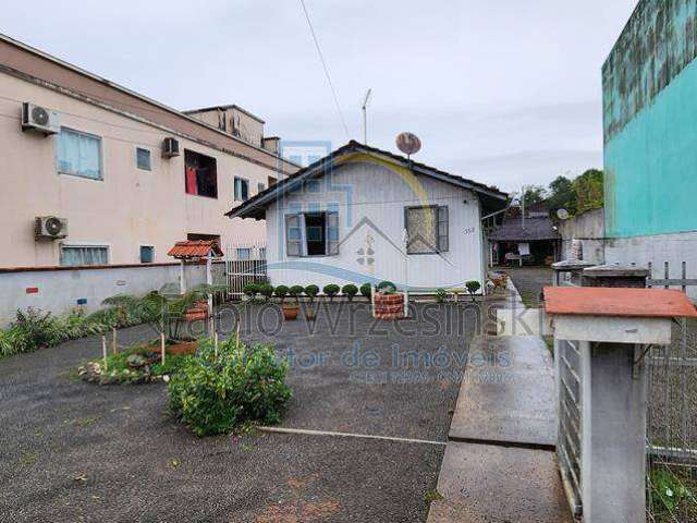 Terreno com uma casa mista no paranaguamirim