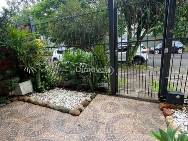 Casa com 3 quartos à venda na Rua Itapitocaí, 1043, Cristal, Porto Alegre por R$ 425.000