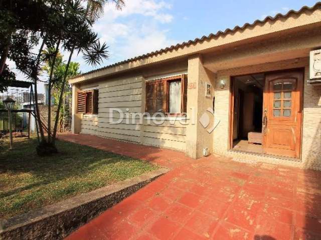 Casa com 4 quartos à venda na Rua Carlos Ferreira, 270, Teresópolis, Porto Alegre por R$ 500.000