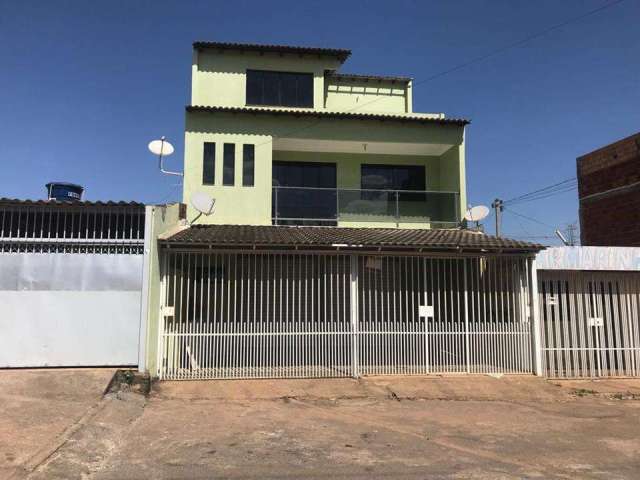 prédio comercial sendo loja no térreo, 1º andar com sala com cozinha grande e wc, e no 2º 3 quartos sendo uma suíte na QR 221 frente a avenida principal