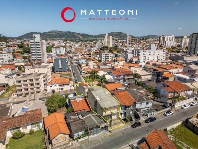 Terreno de 700m² no Centro de Tubarão: Ideal para Investir e Construir!