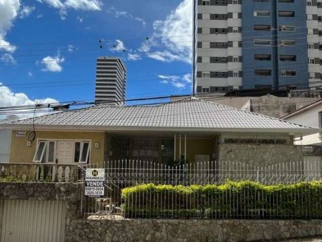 Residência no Centro - ótima  localização disponível para venda.