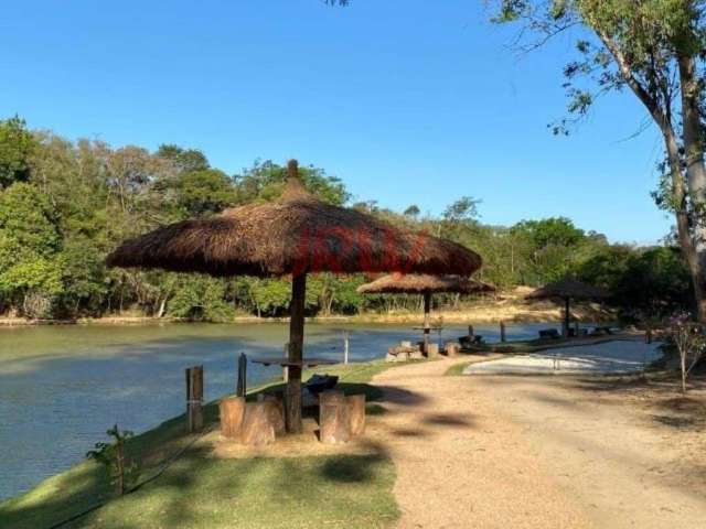 Excelente localização topografia do terreno ótima, lago de pesca portaria 24 horas. etc;