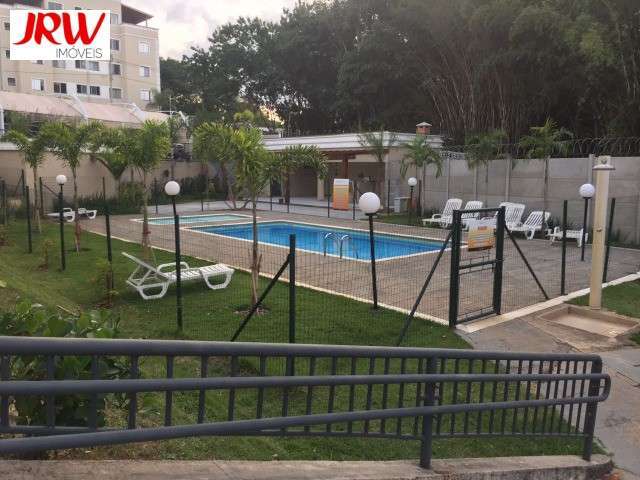 Apartamento com 2 dormitórios, 1 Banheiros, Sala de Estar Grande, Sala de Jantar, Cozinha Americana, todos com armários planejados com Garagem Coberta. Condomínio com 1 Piscina, Churrasqueiras, Segura