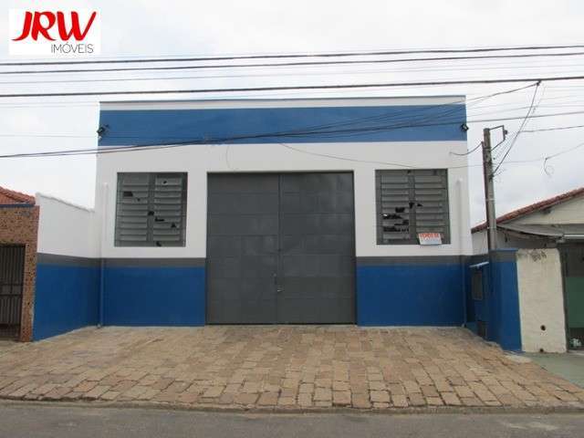 GALPÃO COMERCIAL VILA BRIZZOLA  Galpão com 250m² de construção, com uma pequena casa de 60m², 3 cômodos com 2 banheiros, próximo a Av. dos Indaiás.