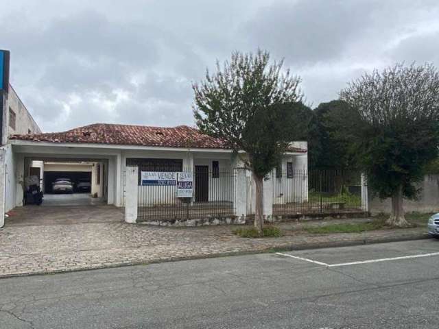 Casa para venda e locação, localizada no Centro de São José dos Pinhais, PR.