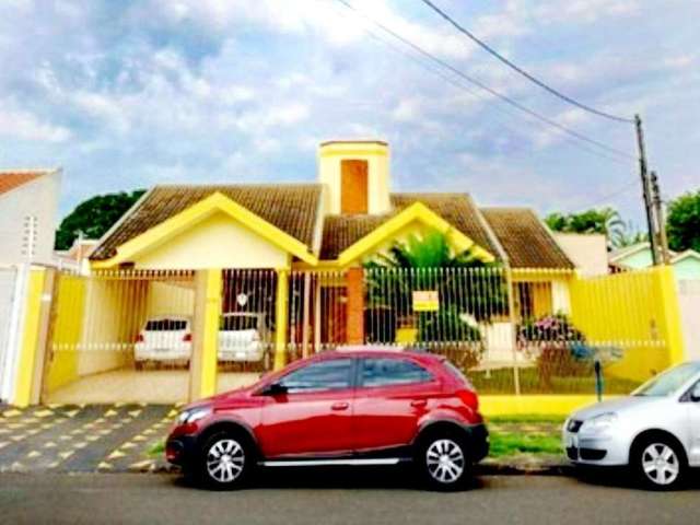 Casa para Venda em Maringá, Zona 08, 3 dormitórios, 2 suítes, 1 banheiro, 4 vagas