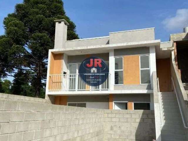 Casa nova de frente para rua!, com 2 quartos amplos e ótimo espaço de garagem.