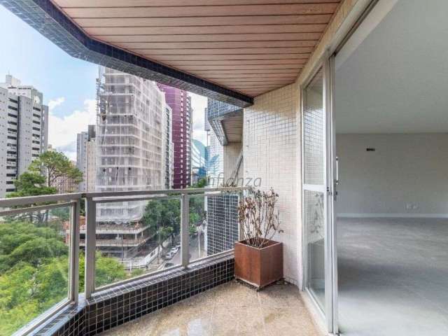 Apartamento reformado no Batel, com 4 quartos, 5 banheiros. e 2 vagas