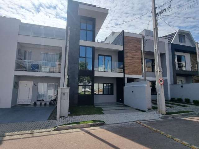 Lindo Sobrado Triplex com 3Q em Condomínio Fechado no Pinheirinho - Oportunidade.