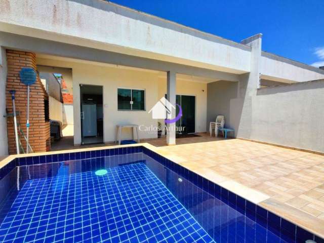 Casa com piscina e 3 dormitórios a 100 metros da praia.