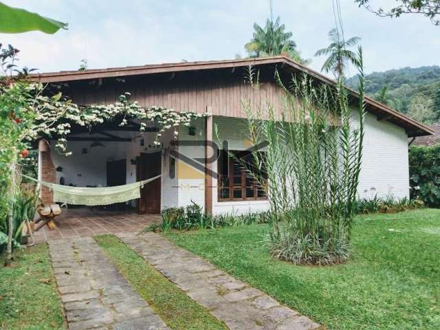 Casa em condominio fechado com 4 dormitórios,3 vagas de garagem,varanda gourmet com churrasqueira