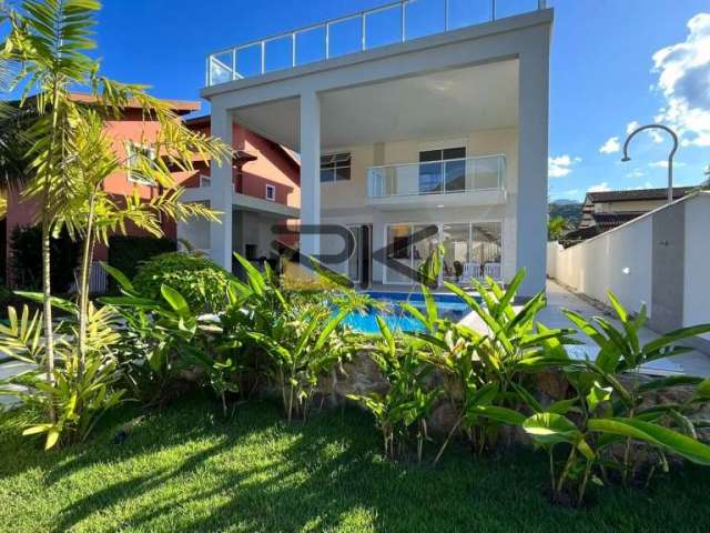 Casa em condominio fechado com 4 dormitórios sendo 3 suítes,2 vagas de garagem,varanda gourmet com churrasqueira e piscina