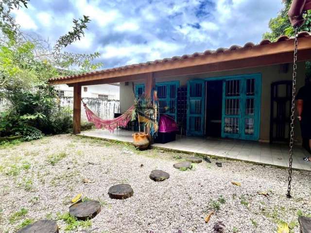 Casa com 3 dormitórios sendo 1 suíte,varanda,quintal