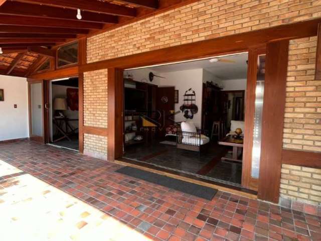 Casa com ampla sala 2 ambientes,3 dormitórios sendo uma suíte,edícula com mais 2 dormitórios e 1 banheiro,2 vagas de garagem