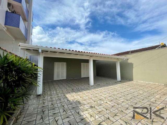 Casa com ampla sala 2 ambientes,4 dormitórios sendo 2 suítes, 1 banheiro social, 5 vagas de garagem