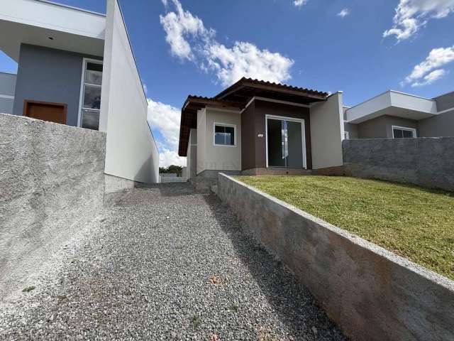 Casa com ótimo acabamento, à venda com 2 dormitórios, passagem lateral e um belo