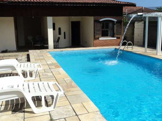 Casa Térrea com Edicula e piscina  a Venda