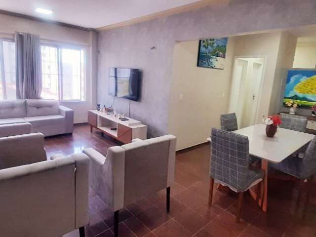 Apartamento a cinco quarteirões da Av. Beira Mar e próximo ao Polo Gastronômico da Varjota, todo reformado c/ Sala, 03 quartos (02 Suites), Cozinha, Área de Serviço, Armários e 01 Vaga.