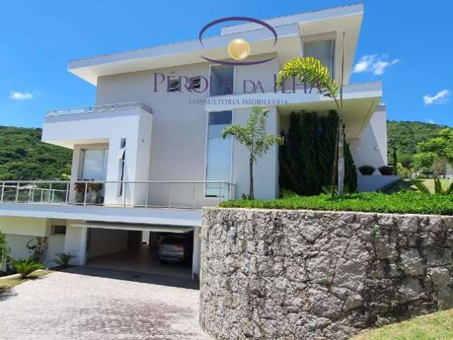 Venha se encantar com esta incrível casa no Córrego Grande, com uma vista deslumbrante para o mar e o bairro.