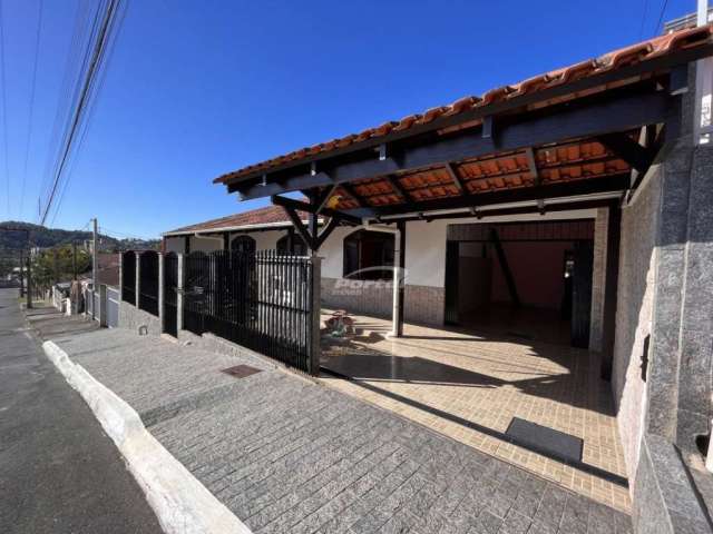 Casa com 3 quartos para alugar no Velha Central, Blumenau , 180 m2 por R$ 3.700