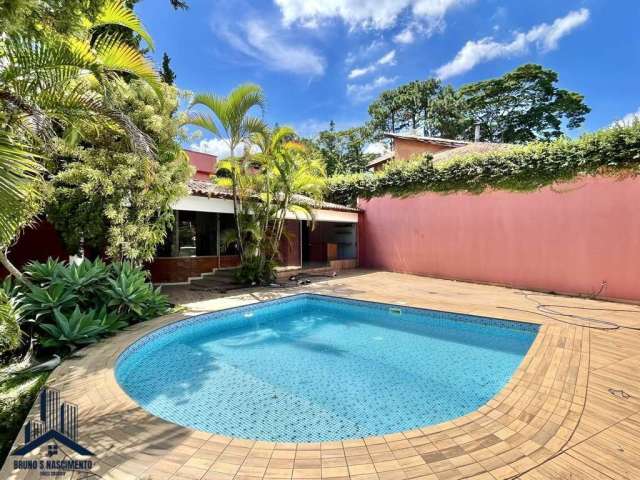 Casa Alto Padrão no Condomínio Chácara São João - 4d/1ste - Integrada, lareira, piscina e churrasqueira!