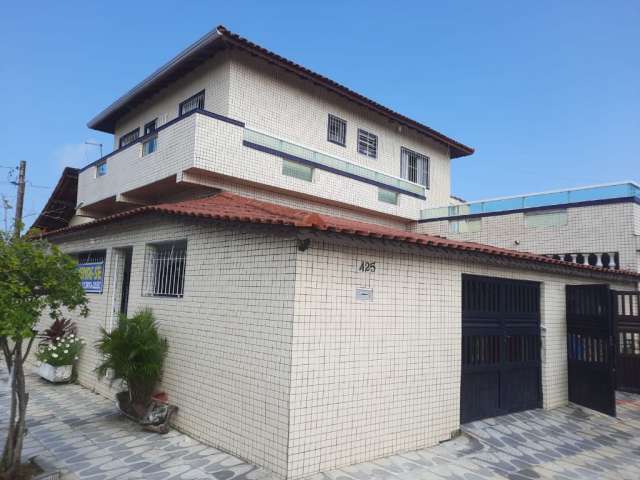 Excelente Casa Térrea, localizado no bairro da Tupi lado praia. Com aproximadamente 60m² de área útil muito bem distribuídos em: sala de estar, cozinha, área de serviço, 1 banheiros social, lavabo, 2