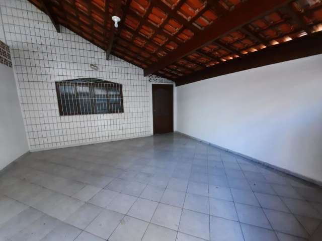 Excelente Casa Geminada, localizado no bairro da Ocian, perto da praia. Com aproximadamente 5x25m² de área útil muito bem distribuídos em: sala de estar, cozinha, área de serviço com churrasqueira, 1