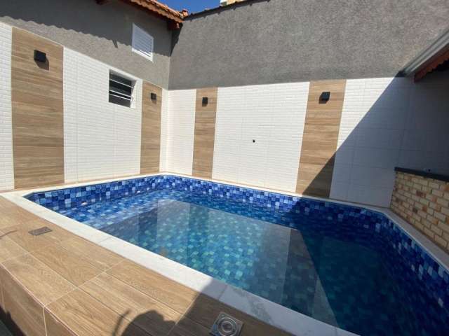 Casa Térrea com Piscina a 200m da Praia! 2 Dormitórios no Caiçara - R$ 720 Mil