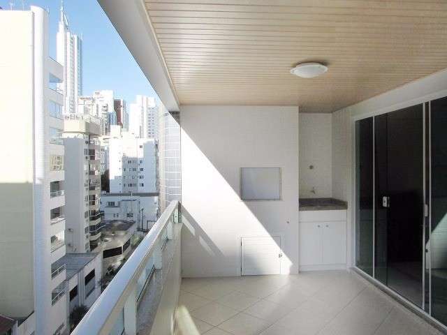 Apartamento com 02 dormitórios próximo à praia em balneário camboriú