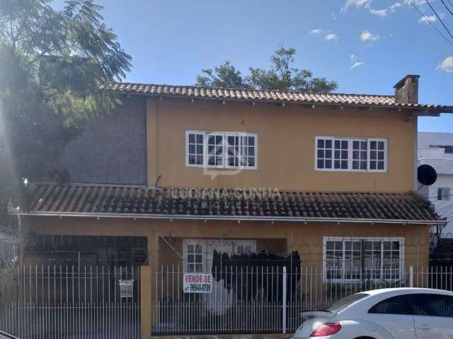 Casa com 6 dormitórios, centro de Balneário!