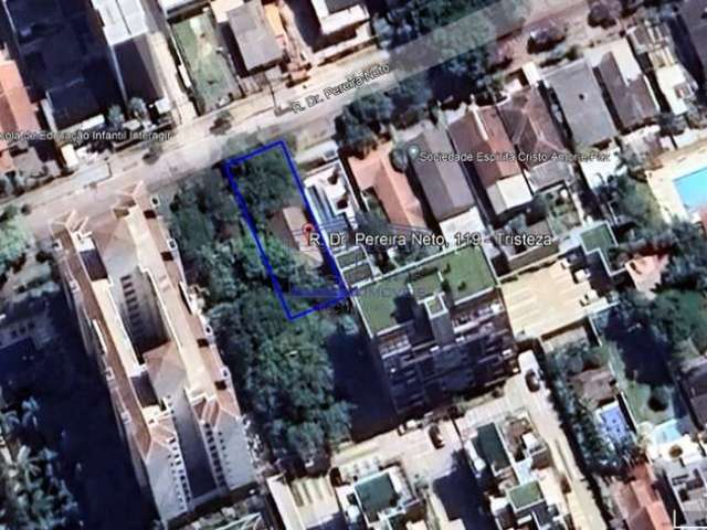 Terreno no bairro Tristeza com frente de 11 metros e potencial para incorporação.